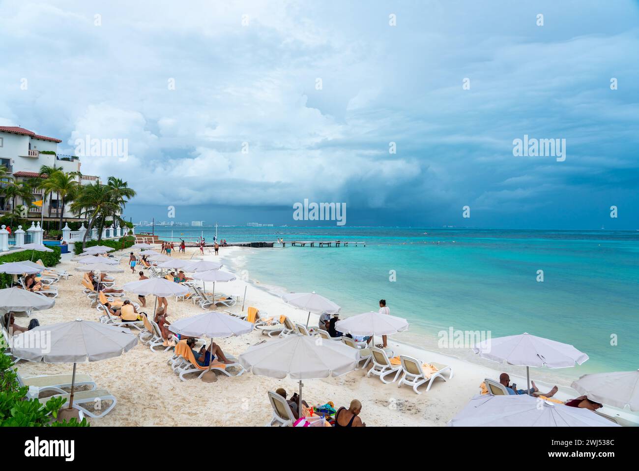 Cancun, Messico - 11 settembre 2021: Turisti sulla spiaggia in hotel all inclusive a Cancun, Messico. Foto Stock