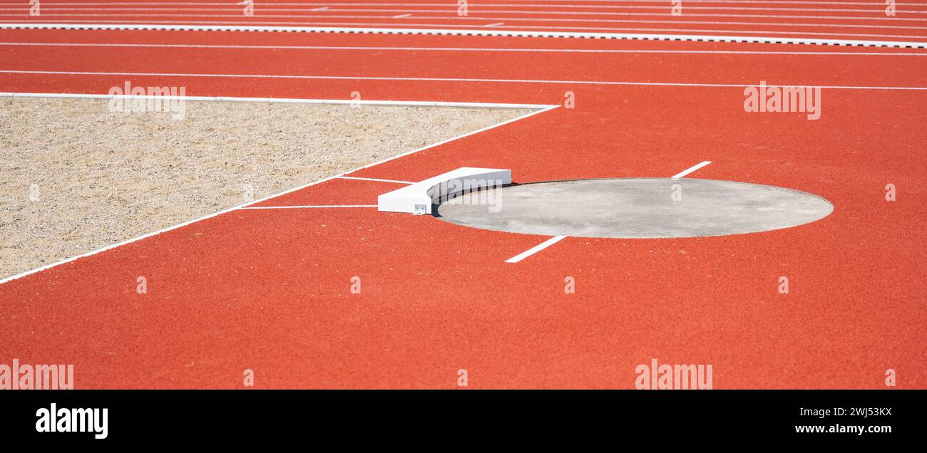L'attrezzatura di un tiro ha messo un pozzo su una pista di atletica Foto Stock