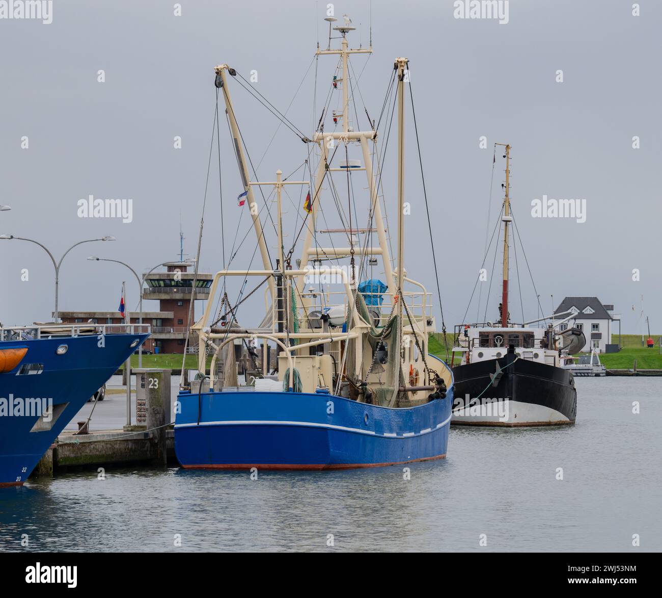 Fischereihafen von BÃ¼sum an der deutschen NordseekÃ¼ste liegen verschiedene Fischerboote vor Anker Foto Stock