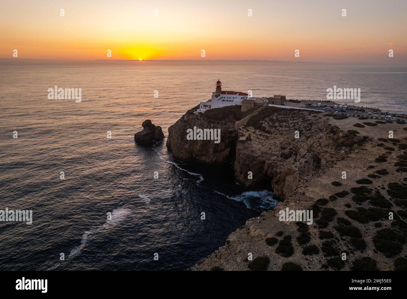 Capo Saint Vincent e faro, Portogallo. Vista aerea del drone al tramonto Foto Stock