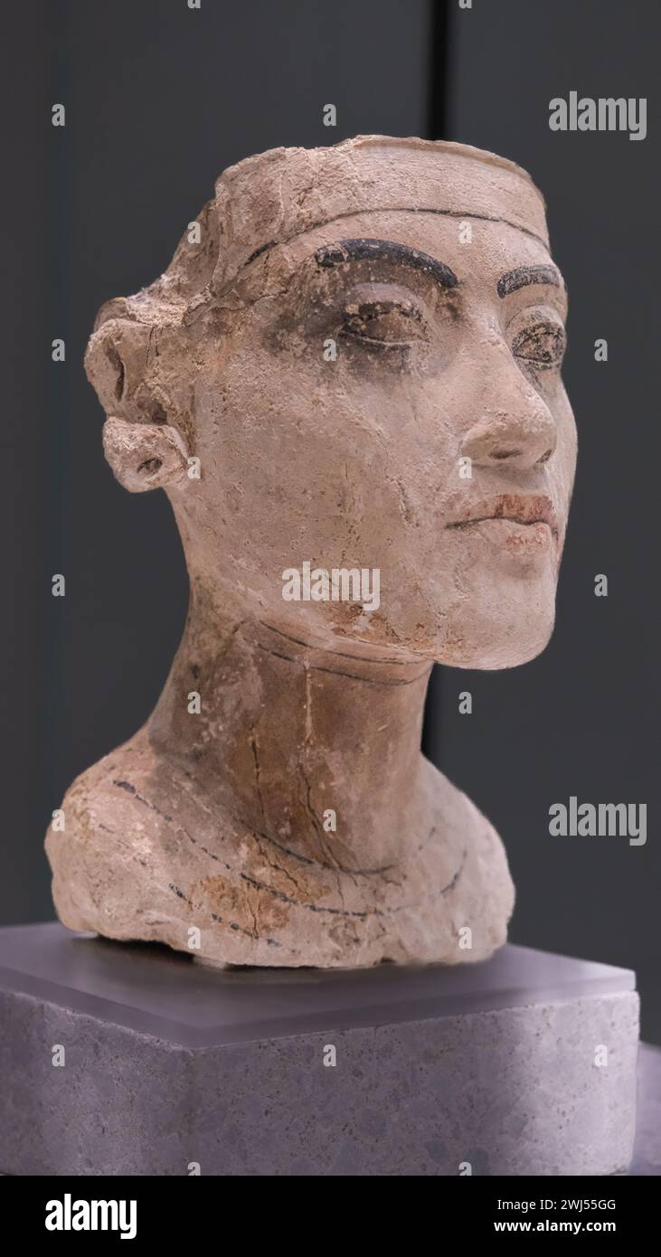 Gli antichi manufatti egizi del Neues Museum di Berlino, risalenti al periodo Amarna della XVIII dinastia egizia Foto Stock