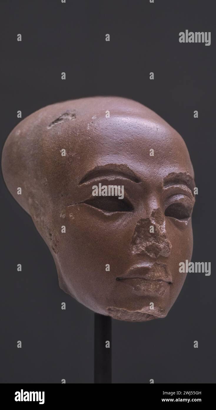 Gli antichi manufatti egizi del Neues Museum di Berlino, risalenti al periodo Amarna della XVIII dinastia egizia Foto Stock