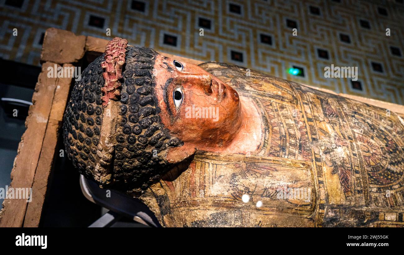 L'antica bara egizia esposta al Neues Museum di Berlino Foto Stock