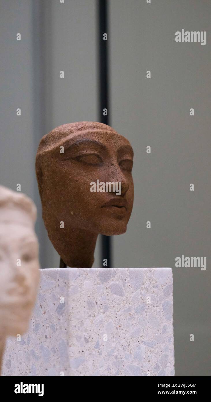 Gli antichi manufatti egizi del Neues Museum di Berlino, risalenti al periodo Amarna della XVIII dinastia egizia Foto Stock