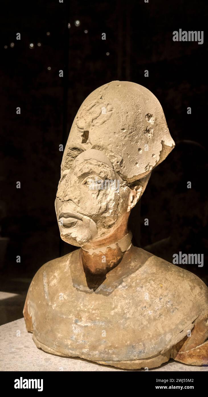 Gli antichi manufatti egizi del Neues Museum di Berlino, il periodo Amarna della XVIII dinastia egizia sotto il faraone Akhenaton Foto Stock