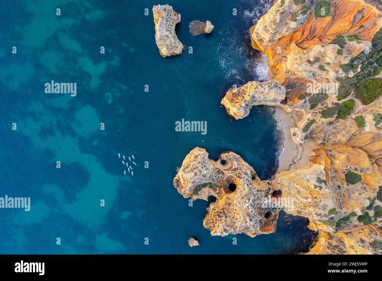 Ponta da Piedade in Algrave, Portogallo. Vista aerea con droni all'alba Foto Stock