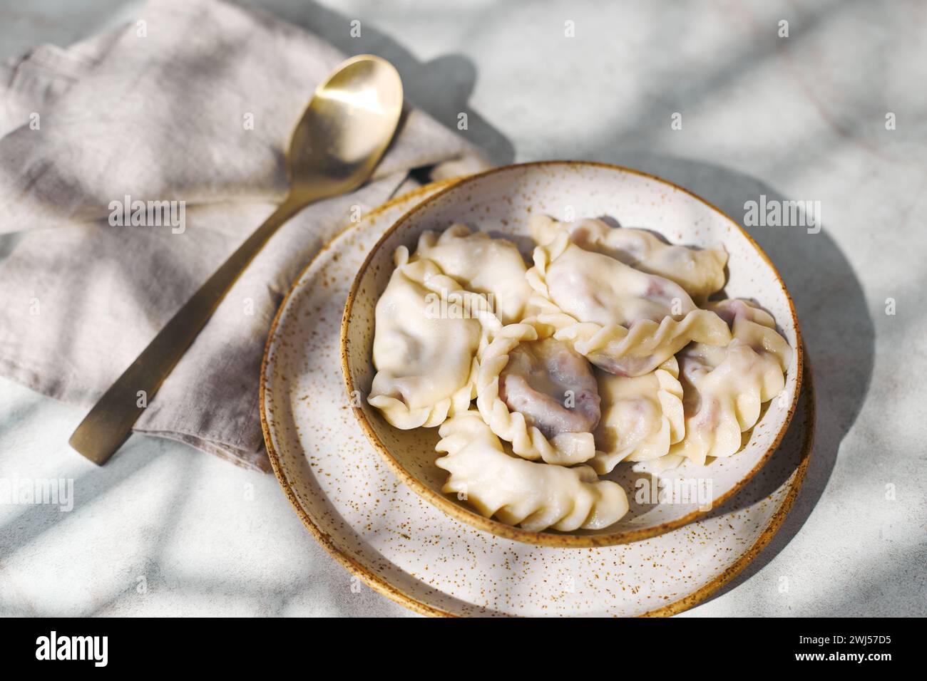Gnocchi con ciliegie con panna acida e zucchero. Piatto tradizionale di cucina russa, Ucraina e bielorussa conosciuto come Vareniki Foto Stock