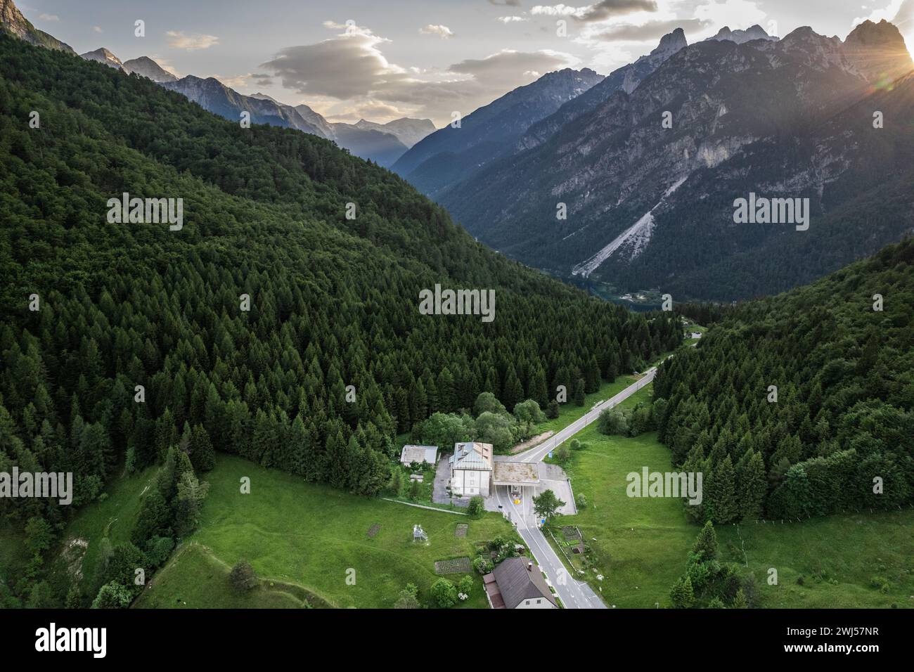 Paesaggio alpino con foresta verde nel passo Predil, Italia e Slovenia. Vista aerea con droni Foto Stock