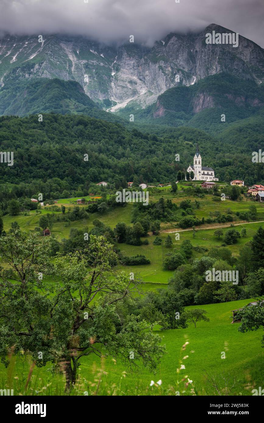 Villaggio di DreÅ¾nica vicino a Kobarid, sotto il Monte Krn in Slovenia. Pittoresco paesaggio rurale verde Foto Stock