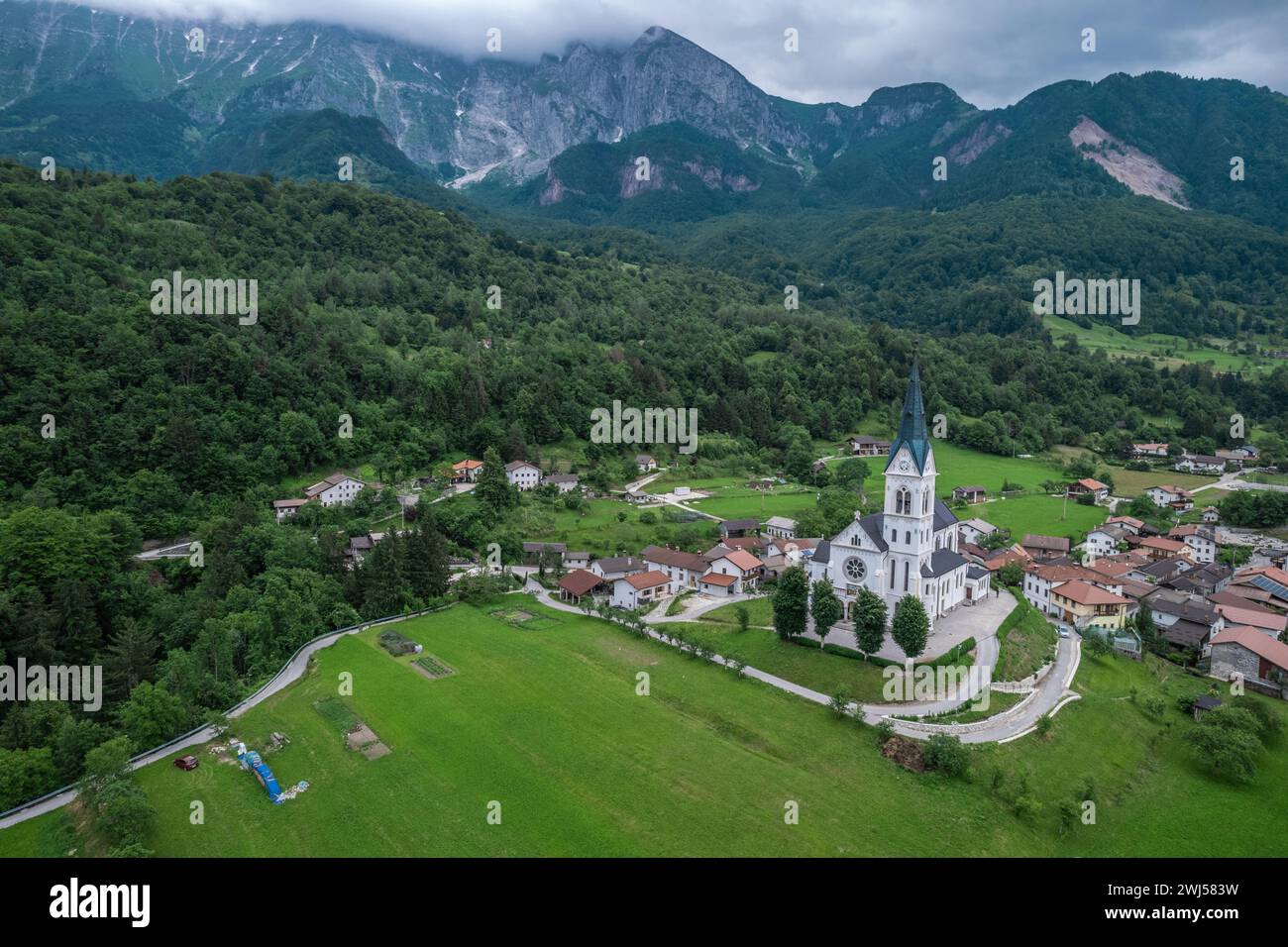 Villaggio di DreÅ¾nica, Slovenia. Vista aerea dei droni. Pittoresco paesaggio rurale verde Foto Stock