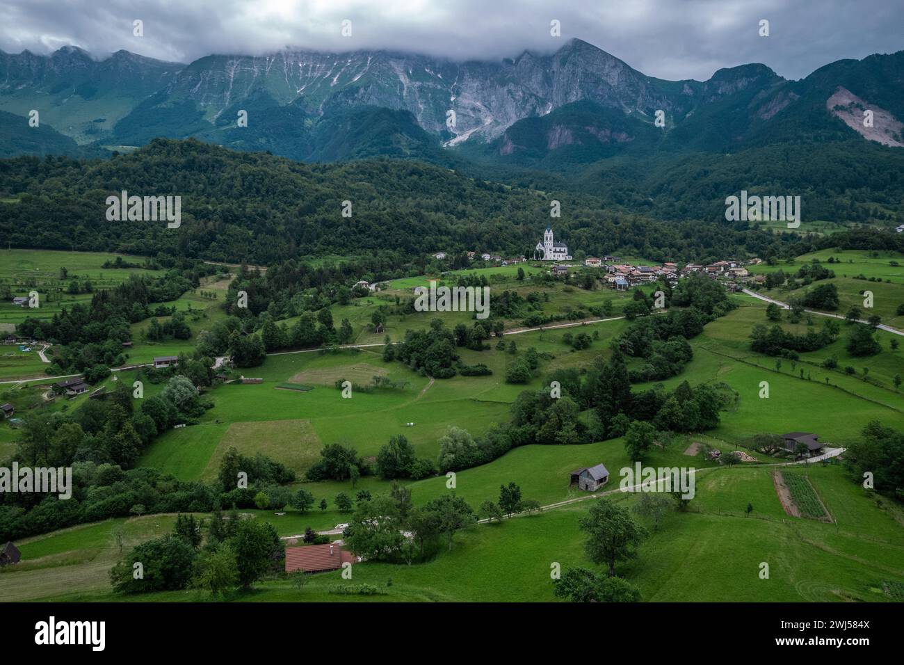 Villaggio di DreÅ¾nica, Slovenia. Vista aerea dei droni. Pittoresco paesaggio rurale verde Foto Stock