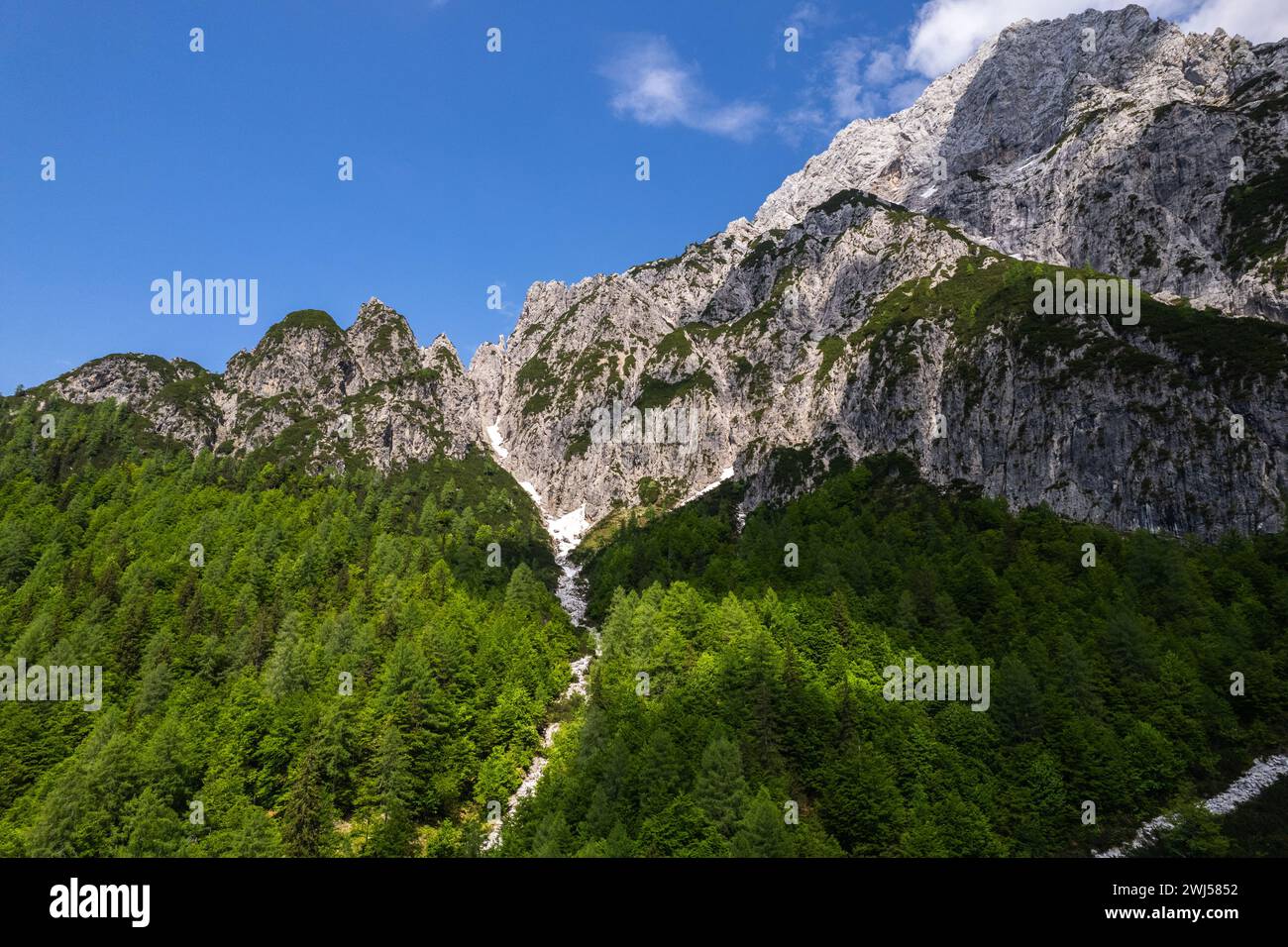 Paesaggio alpino. Vista aerea con droni, bellezza nella natura. Alpi italiane Foto Stock