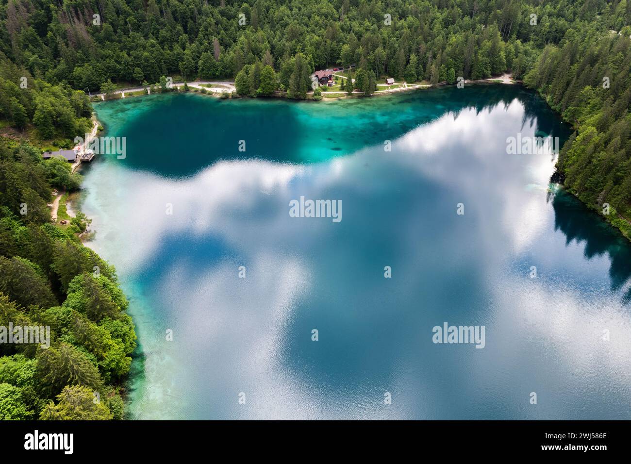 Lago Fusine in Italia, Europa. Vista Aerialdrone. Bellezza nella natura Foto Stock