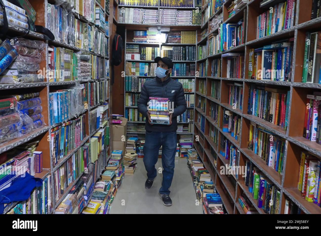 La libreria offre libri per soli 500 rupie il 12 febbraio 2024, Srinagar, Kashmir, India: Un uomo sceglie i libri presso la libreria bestseller di Srinagar. Per la prima volta una libreria in Kashmir sta rivoluzionando l'accesso alla letteratura offrendo libri a 500 rupie. Srinagar Kashmir India Copyright: XFirdousxNazirxEyepixxGroupx Foto Stock