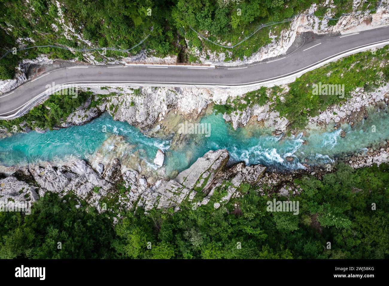 Fiume Soca nella valle di Soca, Slovenia. Vista aerea con droni Foto Stock