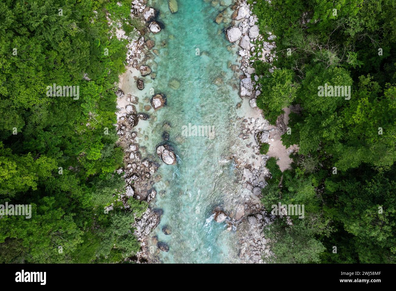 Fiume Smeraldo Soca in Slovenia , droni aerei per la vista dal basso Foto Stock