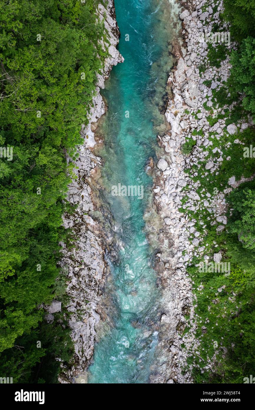 Fiume Soca nella valle di Soca, Slovenia. Vista aerea con droni Foto Stock