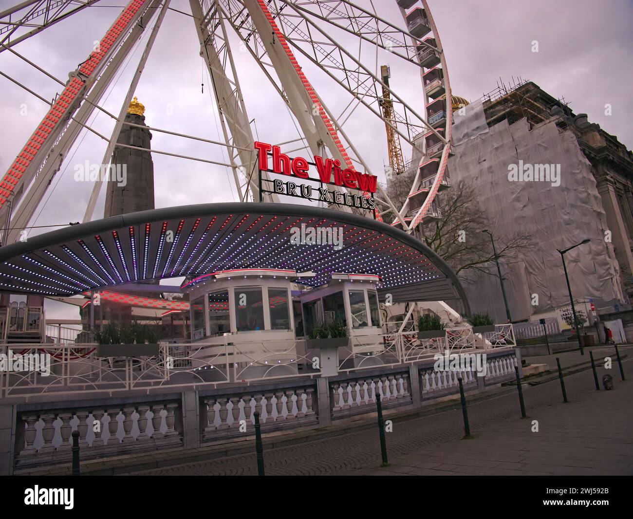 Bruxelles, Belgio. 9 02 2024. Giro di divertimento sulla ruota panoramica o sulla ruota gigante o su una ruota di osservazione. Grande dispositivo con motori elettrici. The View Bruxelles Foto Stock