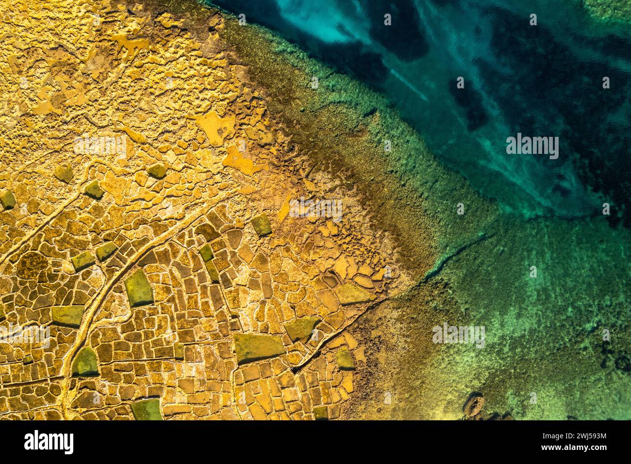 Salt Pans, Xwejni Bay, Xwejni, Gozo Island, Malta, vista aerea con drone Foto Stock