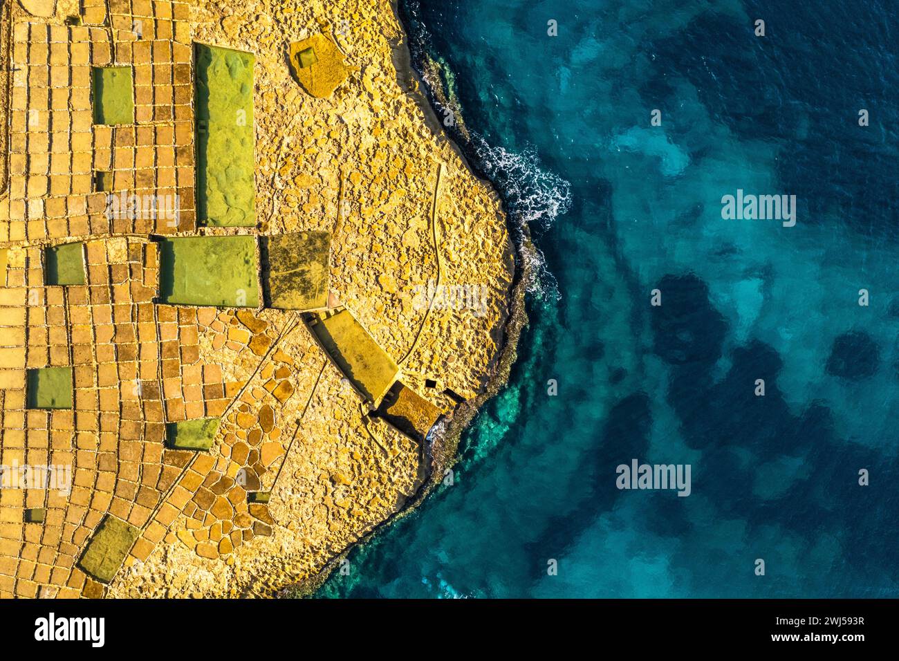 Salt Pans, Xwejni Bay, Xwejni, Gozo Island, Malta, vista aerea con drone Foto Stock