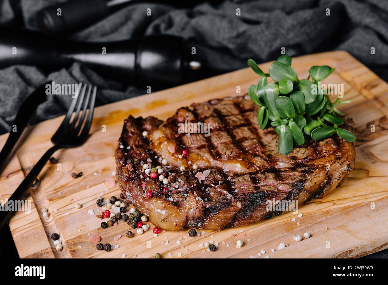 Menu di bistecche del ristorante grill gourmet - bistecca di manzo di New york su sfondo di legno Foto Stock