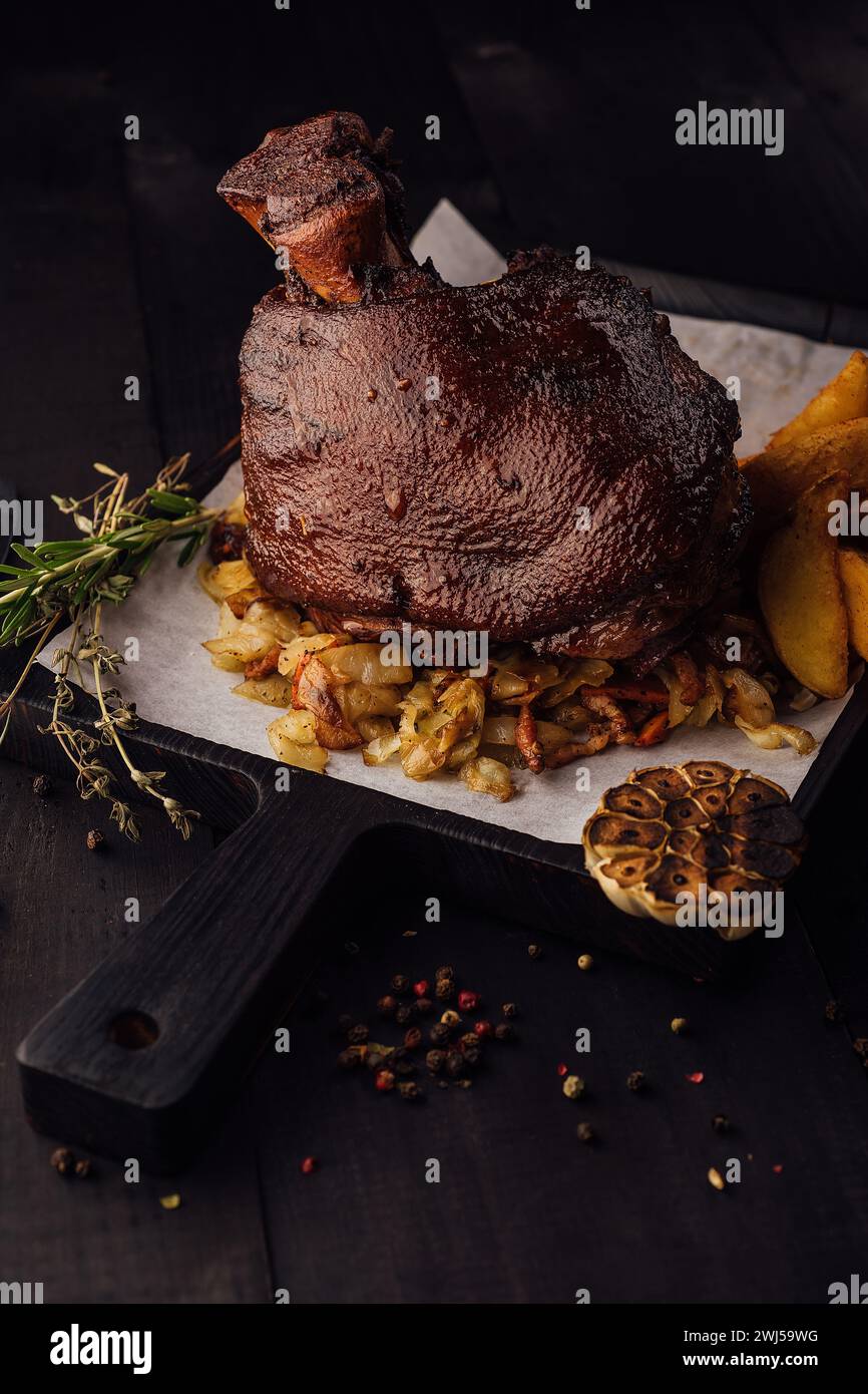 Eisbein di noci di maiale arrosto con tagliere in legno Foto Stock