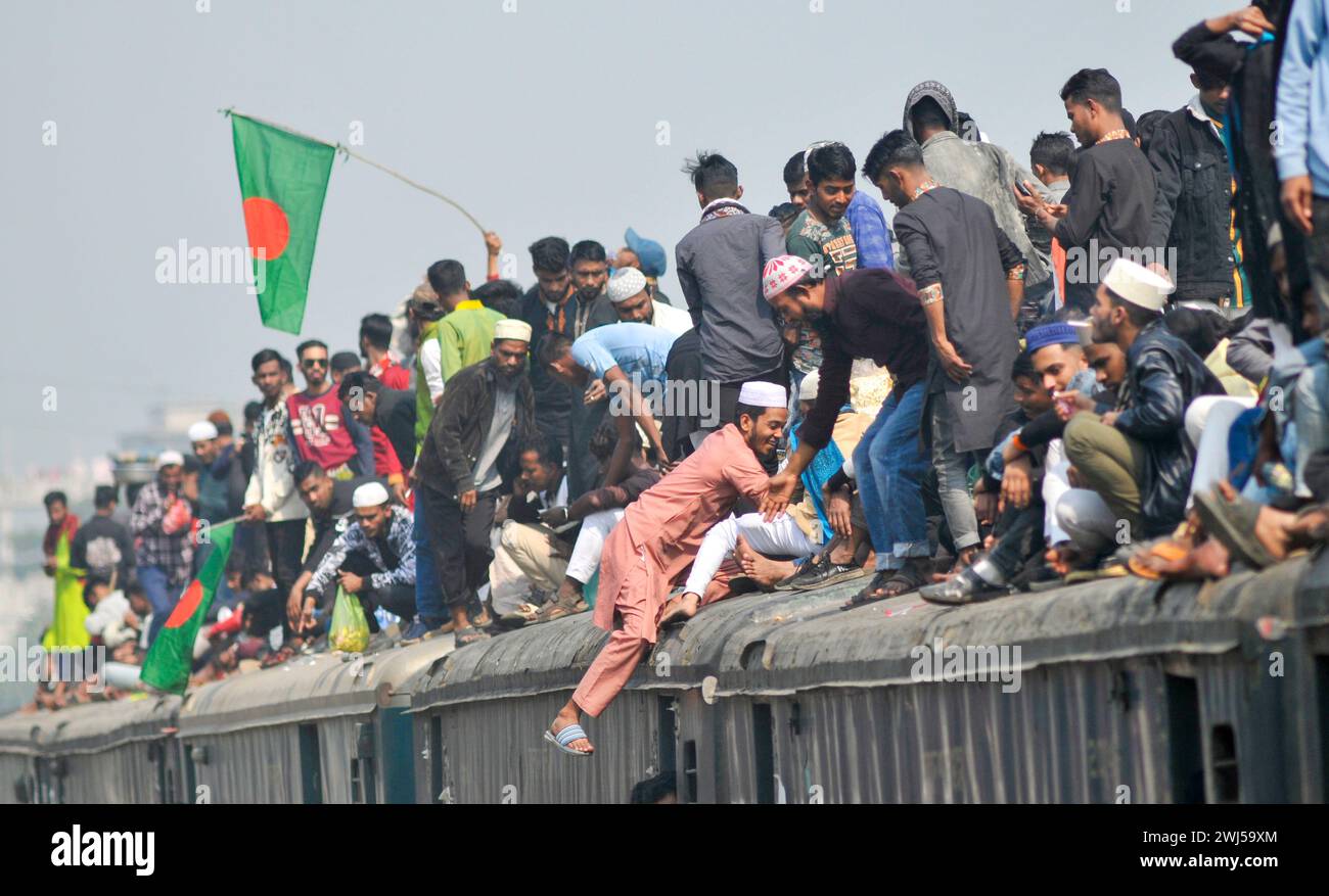 Migliaia di devoti musulmani stanno tornando a casa su un treno sovraffollato dopo aver partecipato alla preghiera finale della seconda fase di Bishwa Ijtema, considerata la seconda più grande riunione musulmana del mondo dopo Hajj alla Mecca. Tongi, alla periferia di Dhaka. Bangladesh. Foto Stock