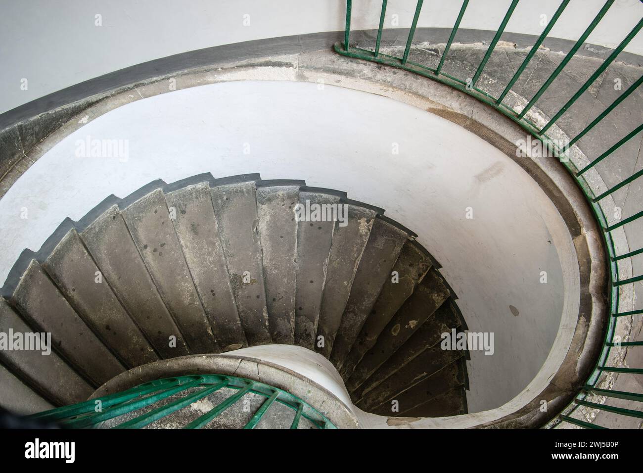 Vista dall'alto della scala a chiocciola vintage con ringhiere verdi in metallo Foto Stock