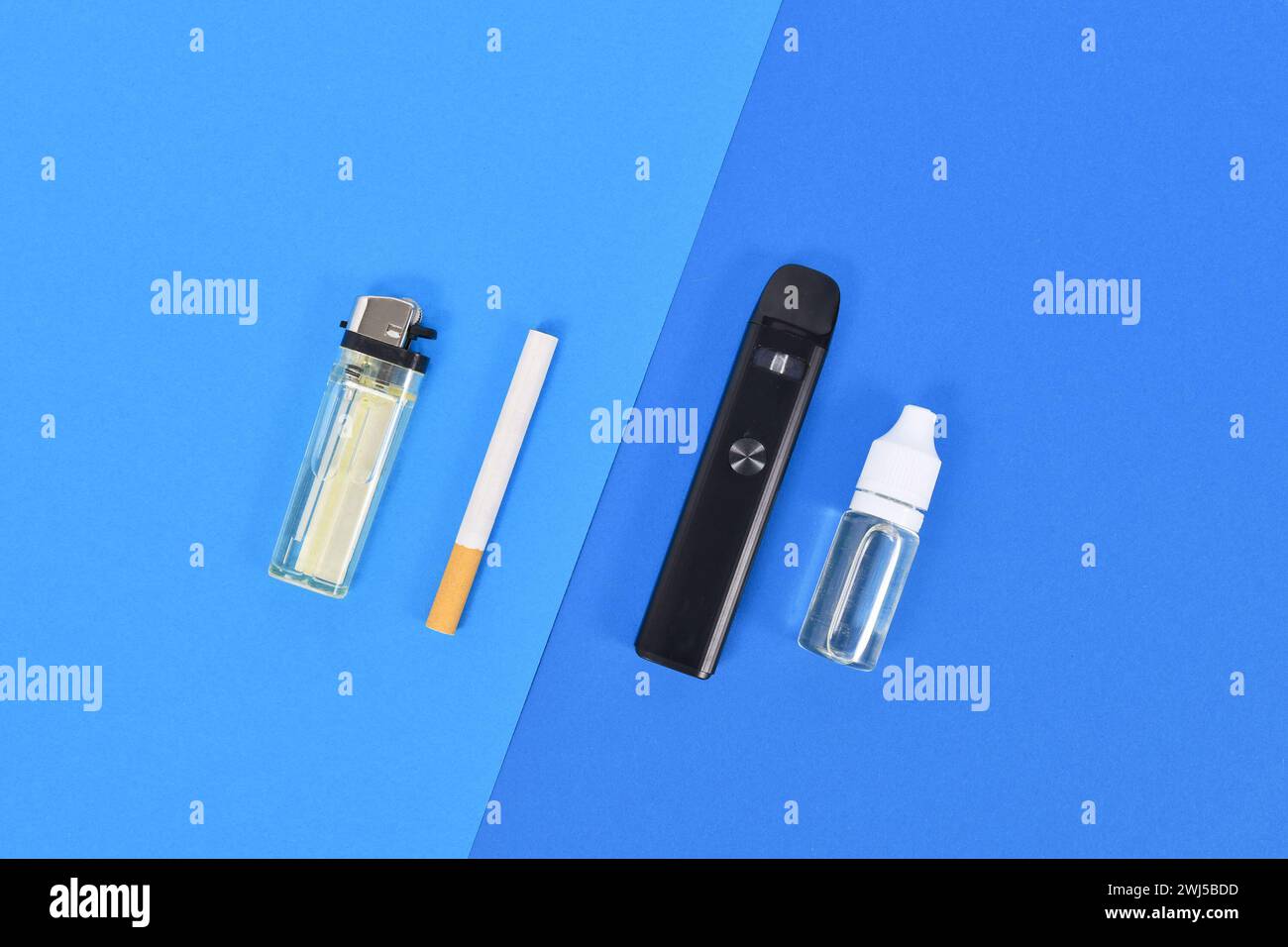 Confronto tra sigaretta elettronica e sigaretta reale con accendisigari e soluzione liquida Foto Stock