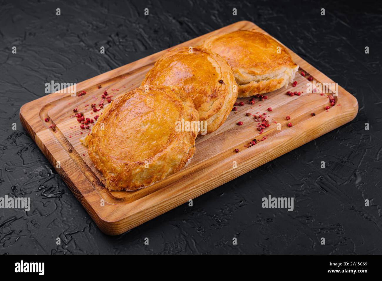Pasta sfoglia fatta in casa con ripieno di carne macinata Foto Stock