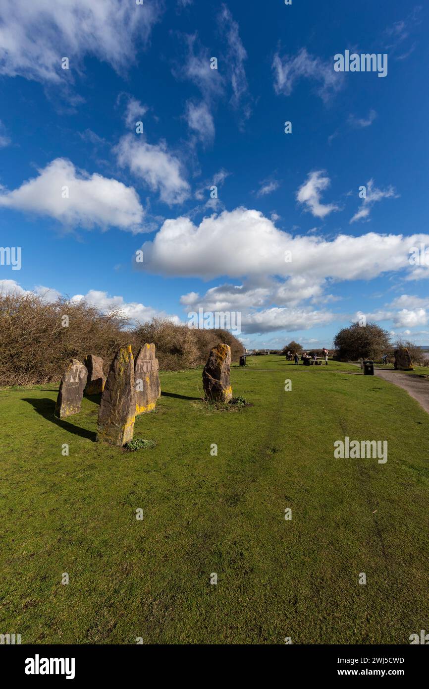 Nord, sud, est, scultura in pietra ovest, Lydney Harbour, Gloucestershire, Regno Unito Foto Stock