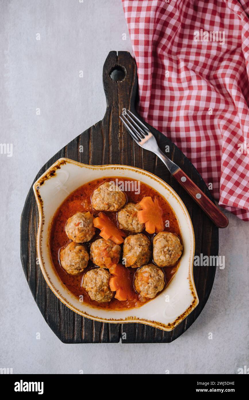 Le polpette di carne in agrodolce di sugo di pomodoro Foto Stock