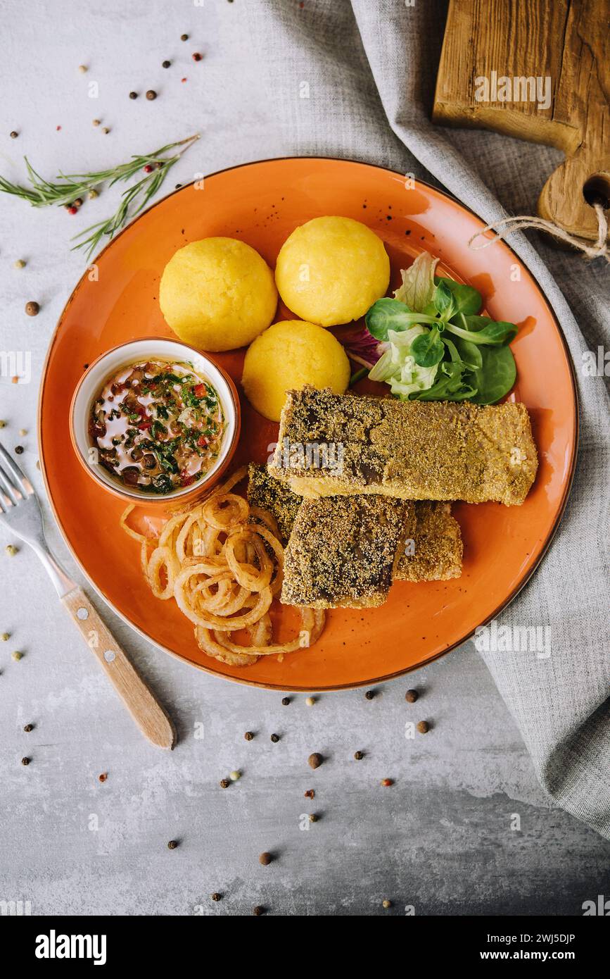 Delizioso hominy fatto in casa con vista dall'alto sul pesce Foto Stock