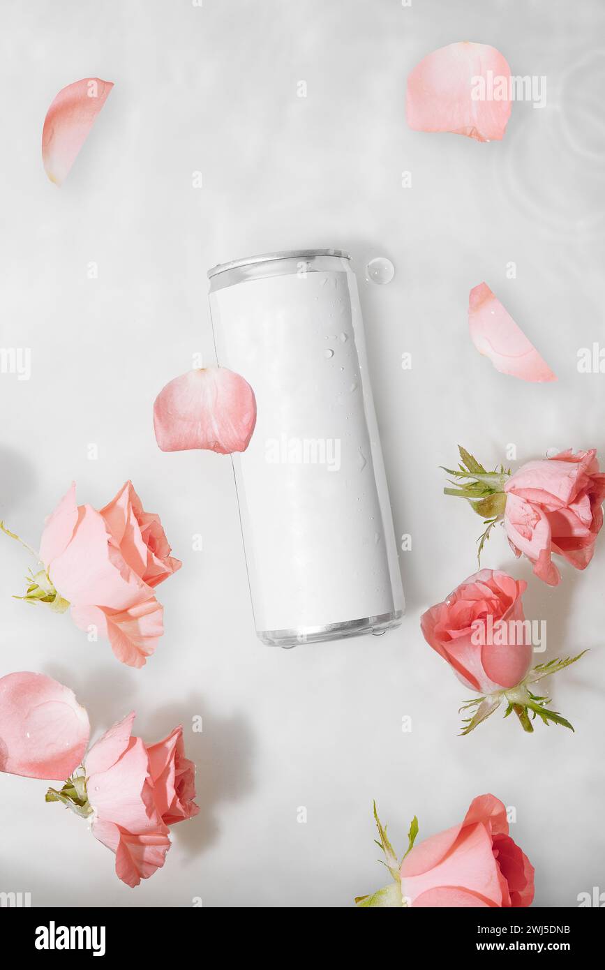 Barattolo per bevande in alluminio metallico umido con petali di rosa Foto Stock