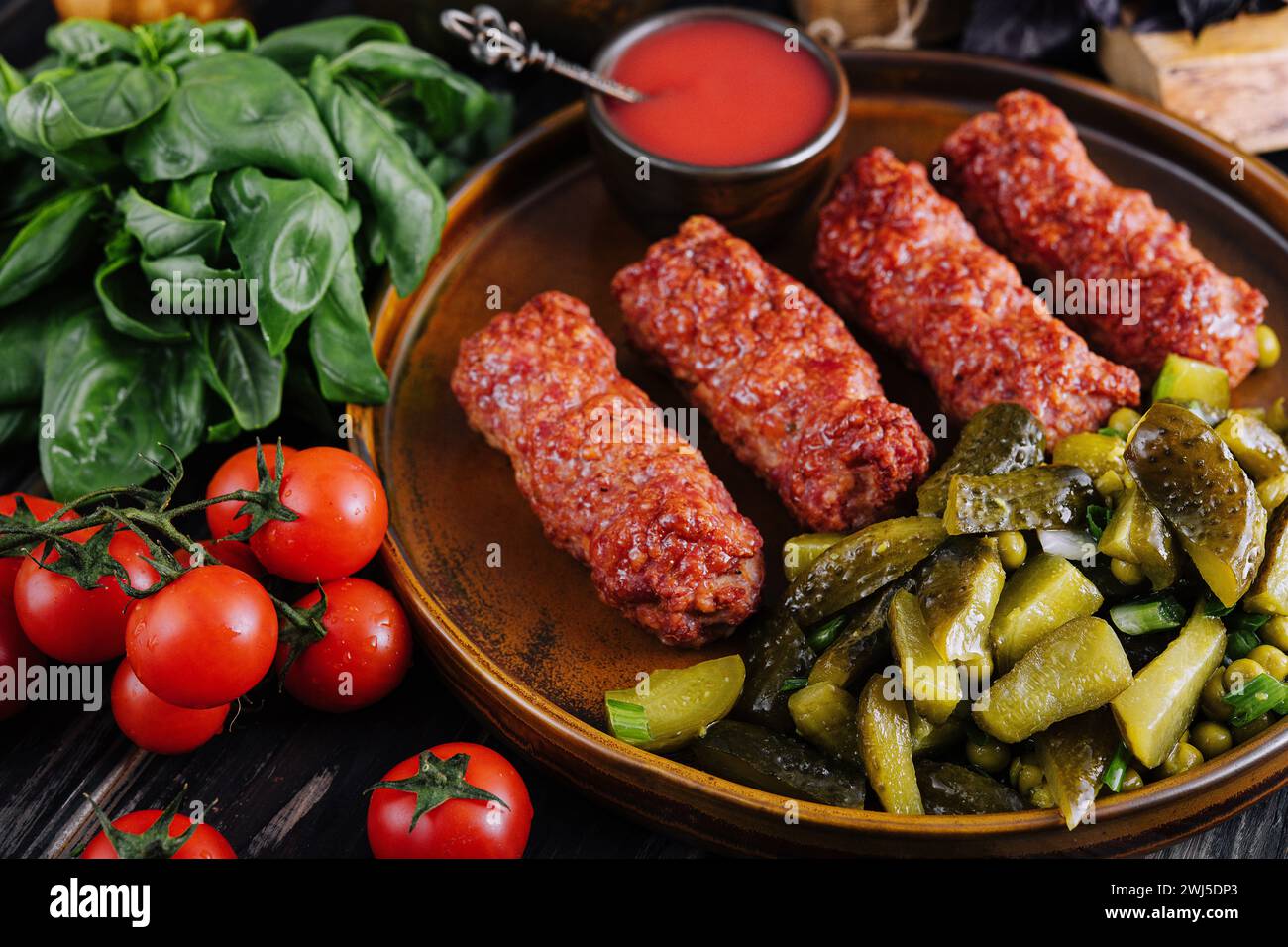 Involtini di carne mitigei o mici cibo tradizionale rumeno Foto Stock