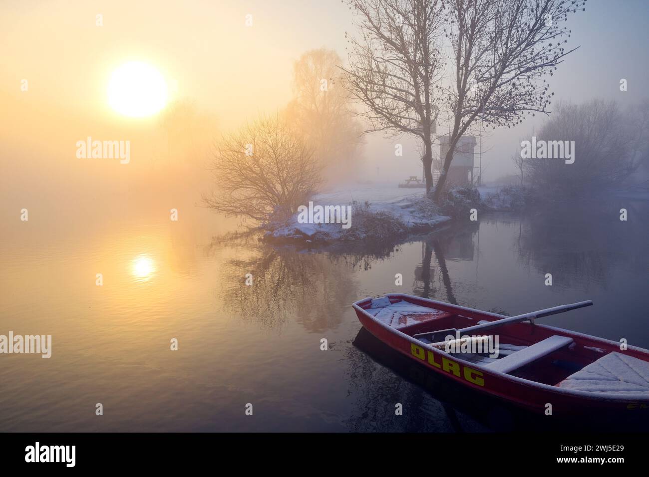 Il fiume Ruhr in inverno al mattino presto con nebbia all'alba, Witten, regione della Ruhr, Germania Europa Foto Stock
