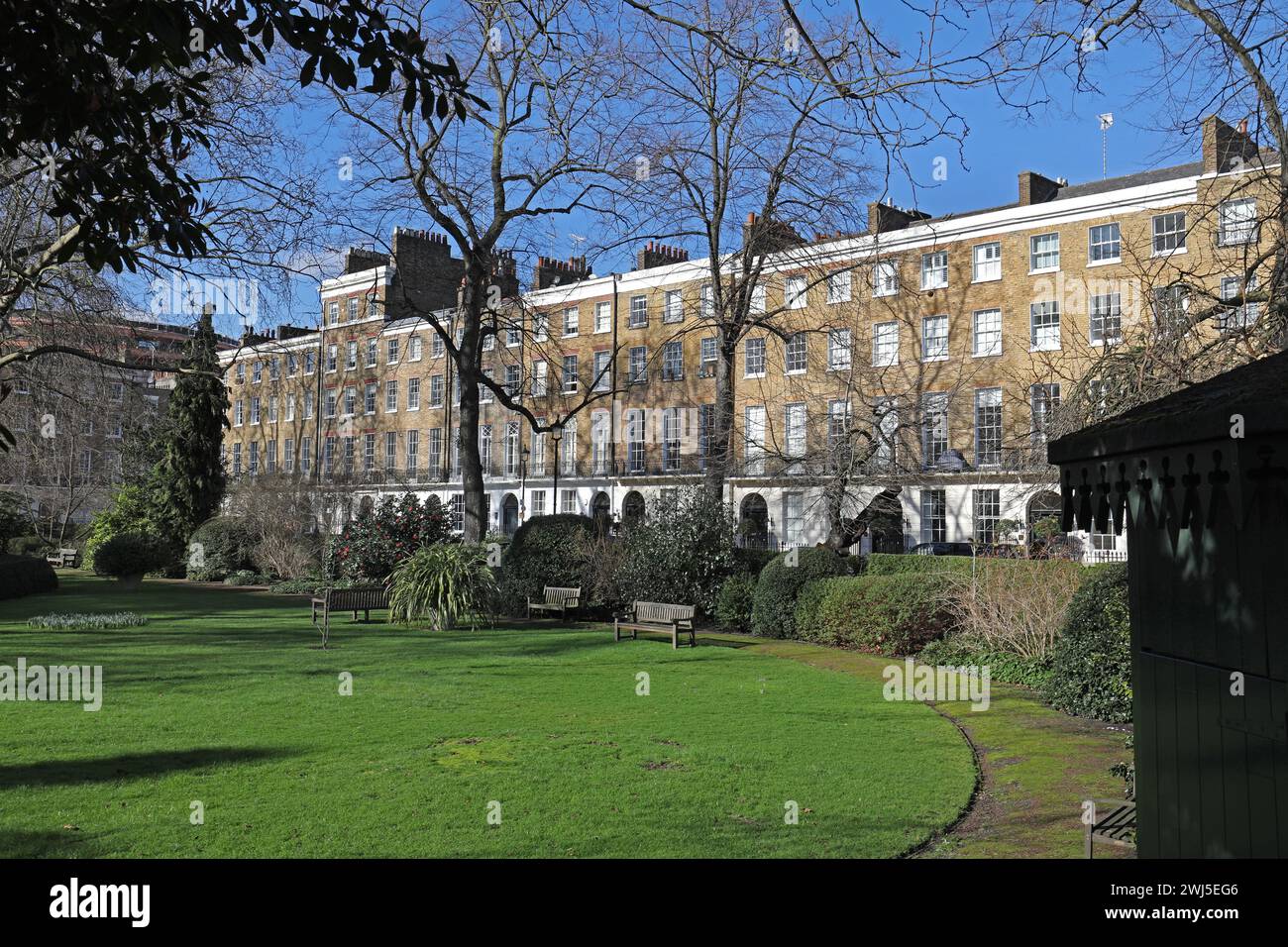Dorset Square, una piazza con giardino georgiano nel quartiere Marylebone di Londra, Regno Unito Vista a nord attraverso i giardini privati. Foto Stock