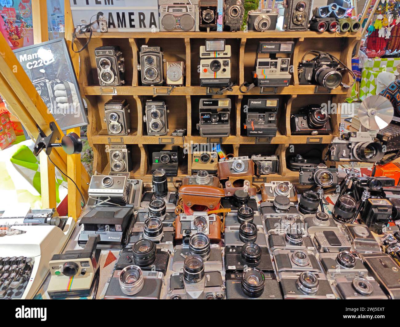PECHINO, CINA - 5 FEBBRAIO 2024 - le fotocamere d'epoca sono esposte dai collezionisti a Pechino, Cina, 5 febbraio 2024. Foto Stock