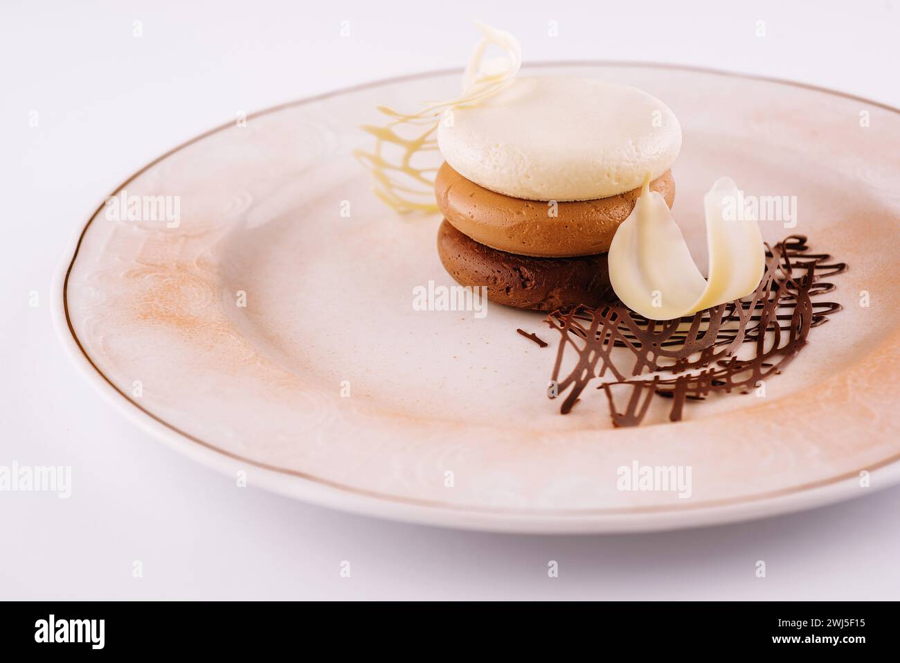 Tre mousse di cioccolato su un piatto Foto Stock