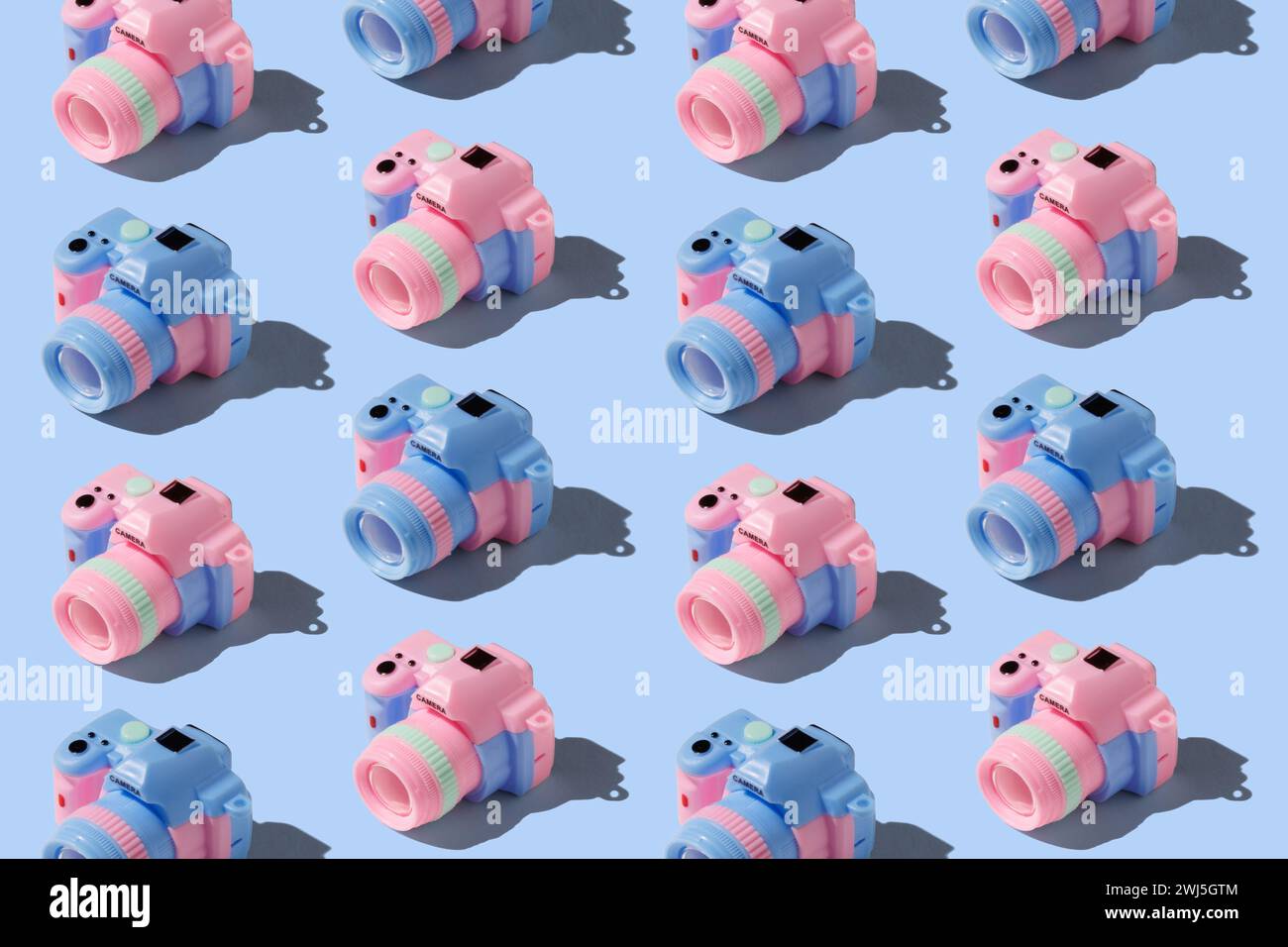 Pattern con fotocamera su sfondo color pastello Foto Stock