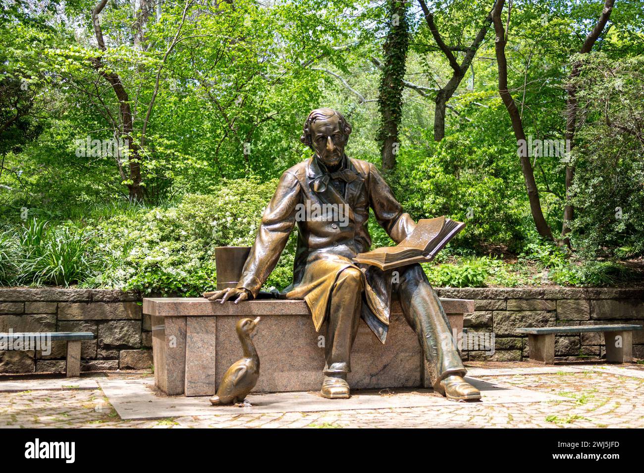 New York, USA - 15 maggio 2019: Scultura di Hans Christian Andersen libro di lettura a un'anatra nel Central Park di New York Foto Stock