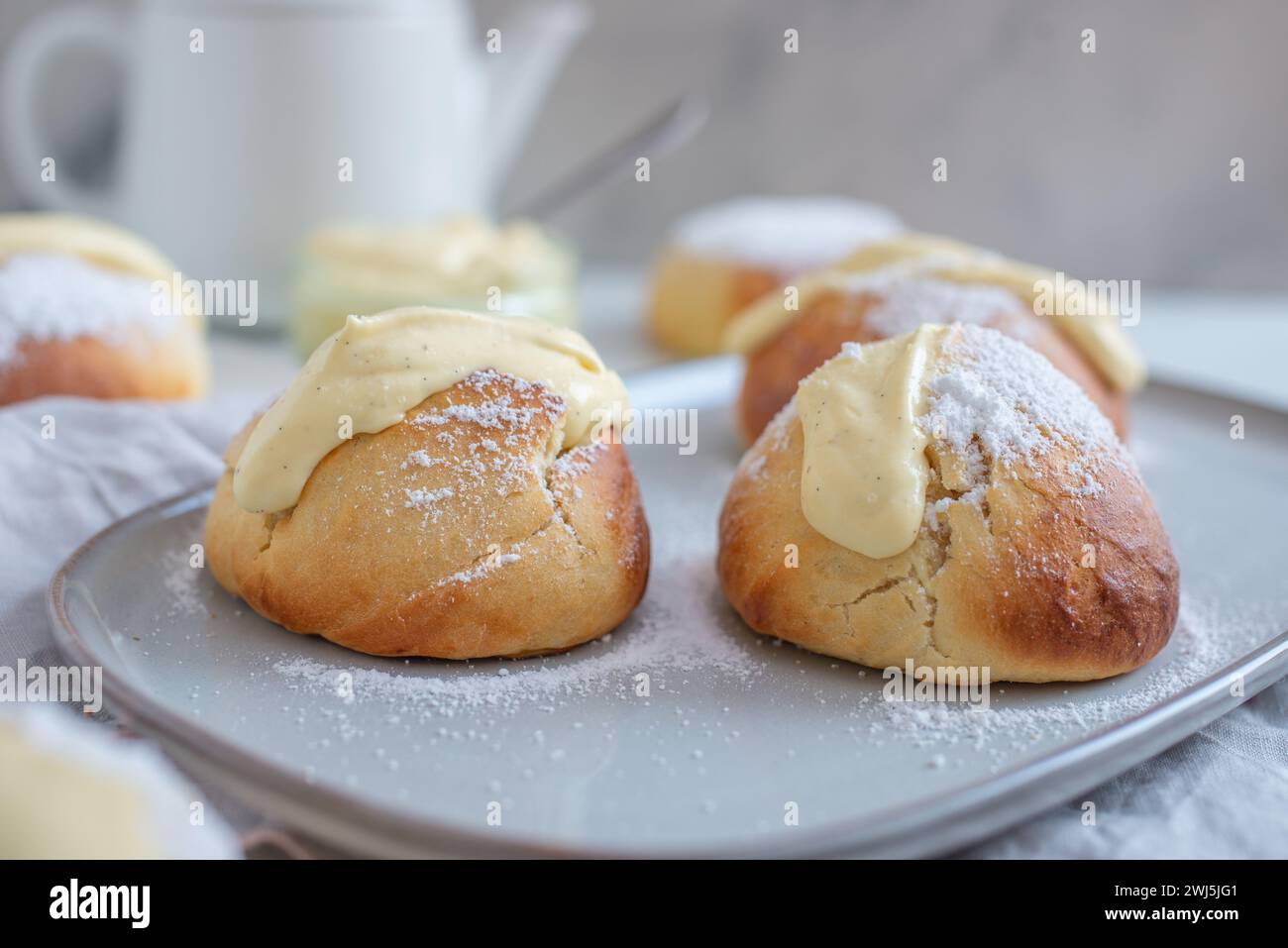 Il MARITOZZO è un delizioso pane italiano ripieno di panna montata Foto Stock
