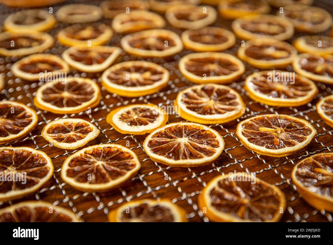 Fette di arancia secche. Fette di frutta croccanti disidratate. Foto Stock
