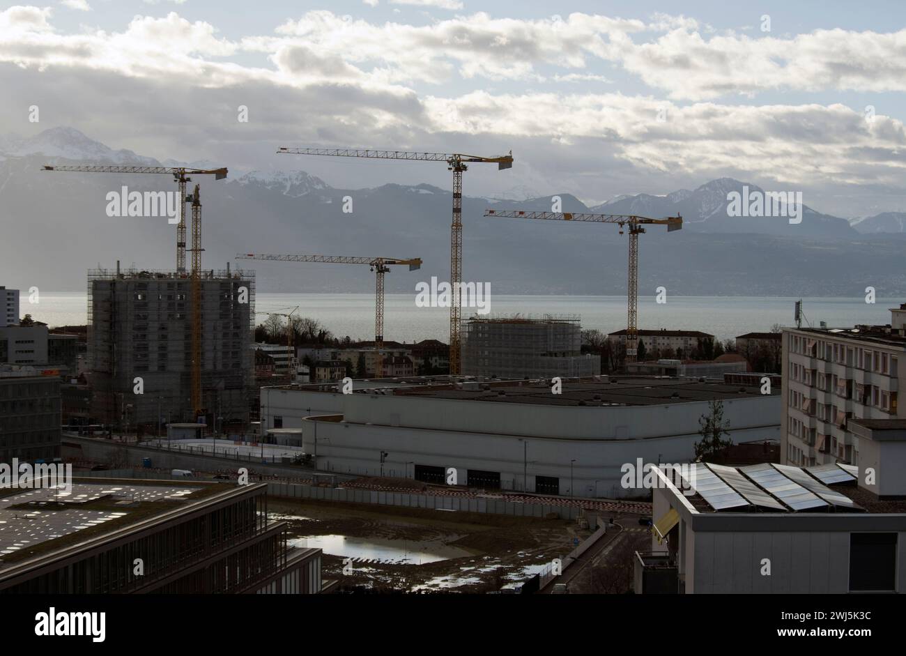 LOSANNA, SVIZZERA, panoramica Prilly con la struttura polivalente Vaudoise Arena contro il lago Leman Foto Stock