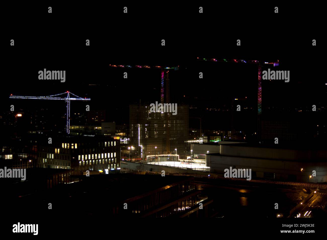 LOSANNA, SVIZZERA - 3 GENNAIO 2024: Panoramica di Prilly di notte con la struttura polifunzionale Vaudoise Arena Foto Stock