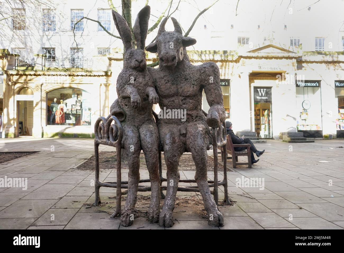 Lepre e Minotauro, scultura in bronzo di Sophie Ryder, arte moderna, The Promenade, Cheltenham Gloucestershire Inghilterra Regno Unito Foto Stock
