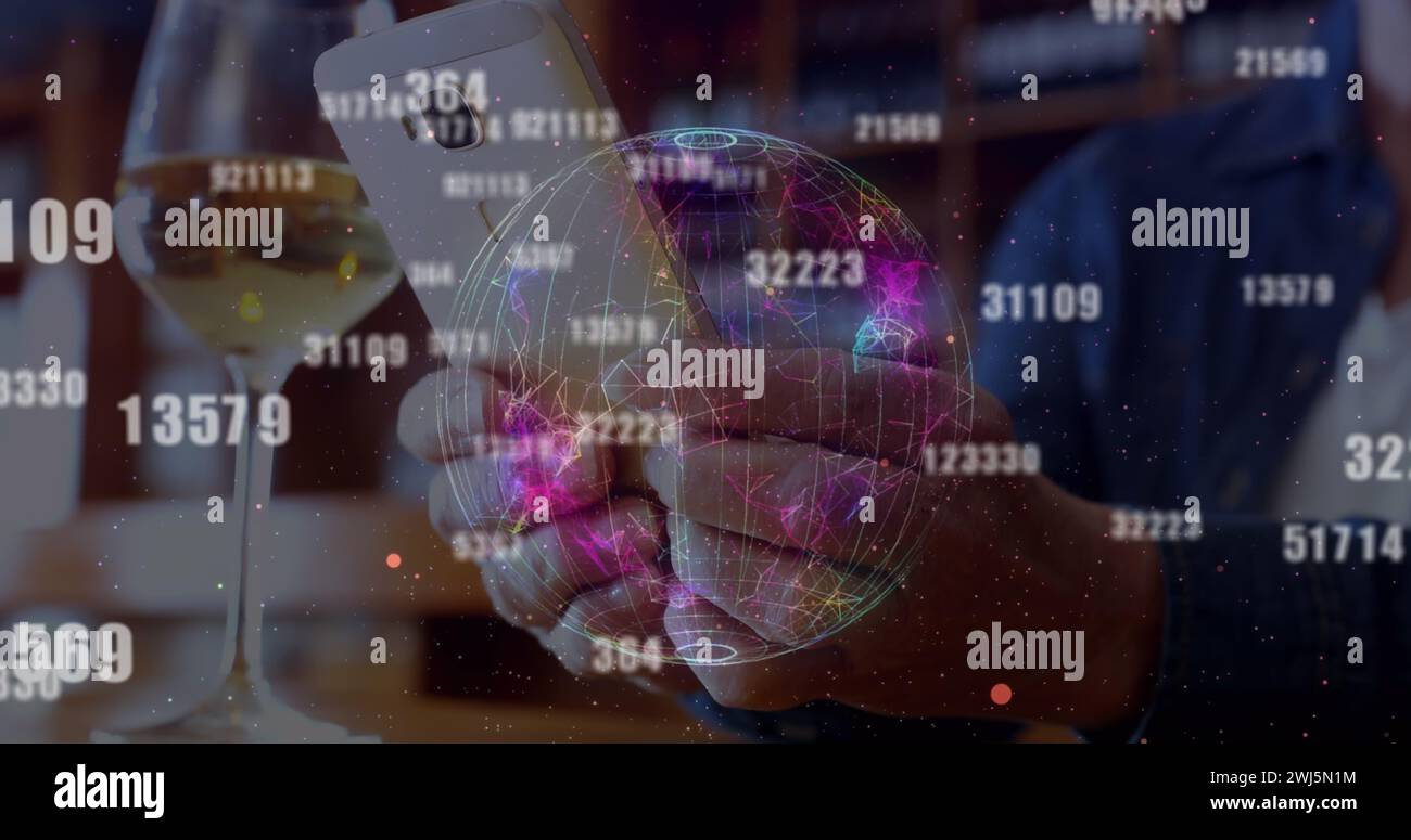 Immagine di un globo che gira sopra l'uomo che usa lo smartphone Foto Stock