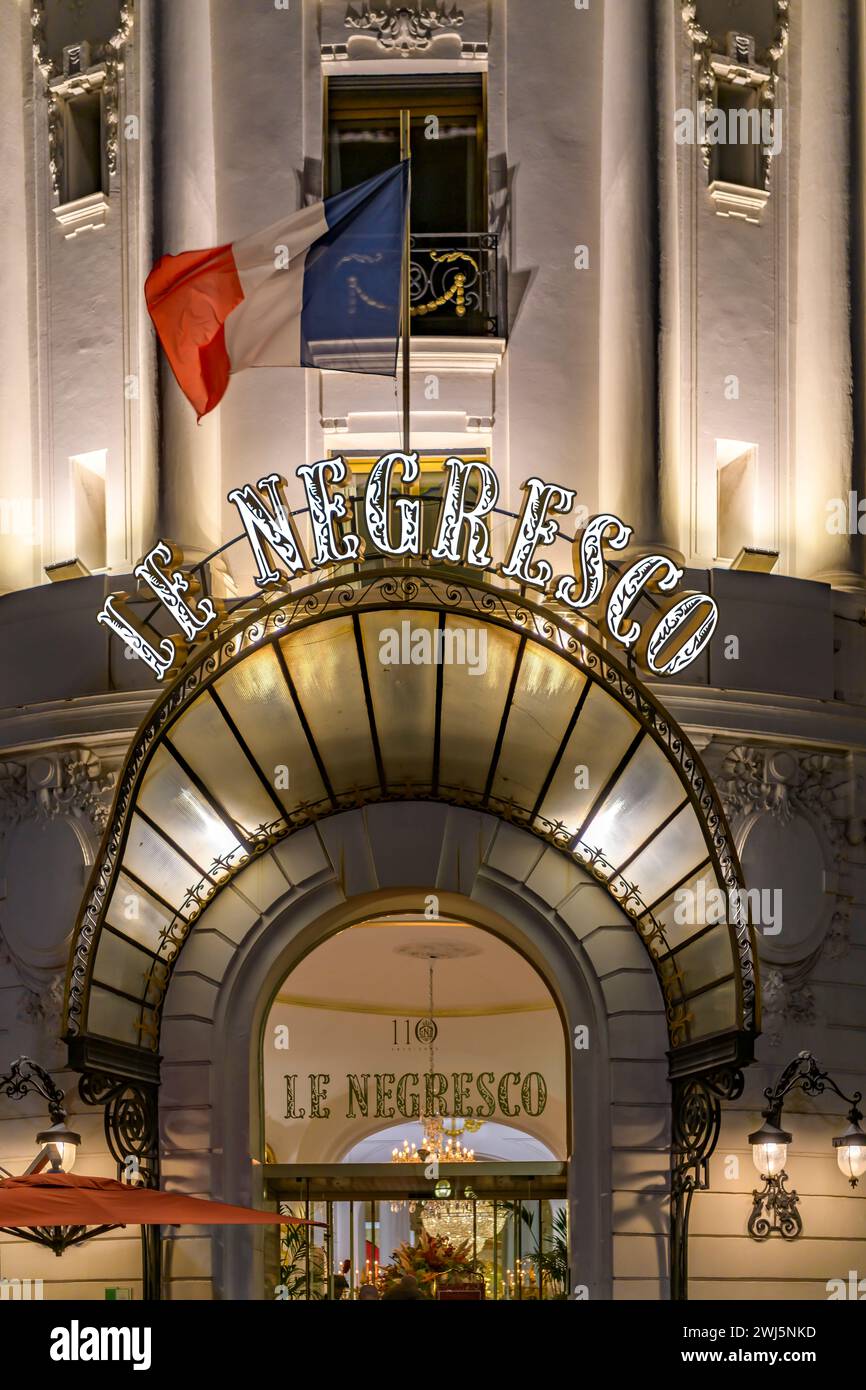 Foto notturna del cartello d'ingresso ricurvo con tetto in vetro dell'iconico hotel e ristorante le Negresco sulla Promenade des Anglais, Nizza, Francia. Foto Stock