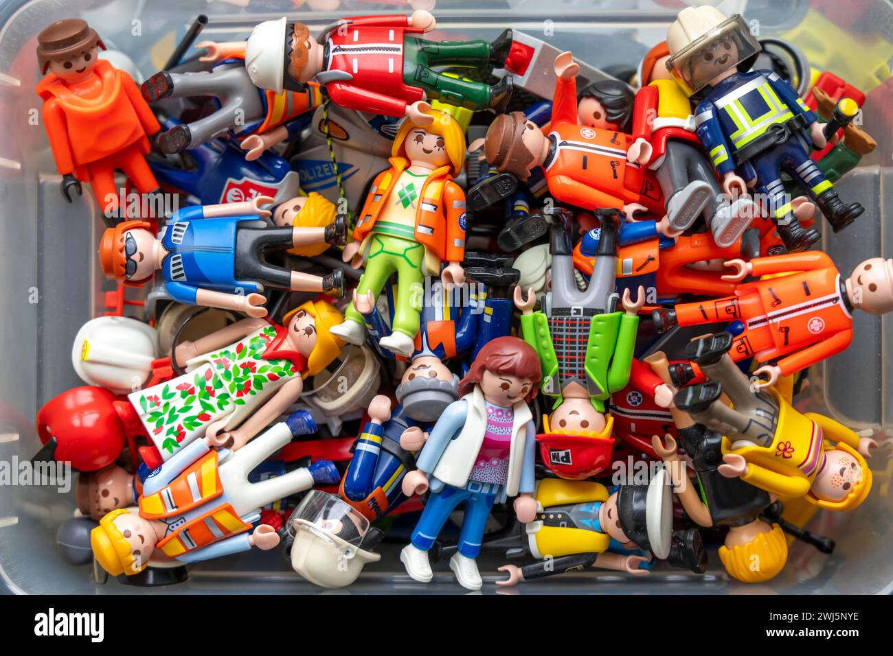 Tanti personaggi Playmobil diversi in una scatola, giocattoli di plastica, stanza dei bambini, Foto Stock