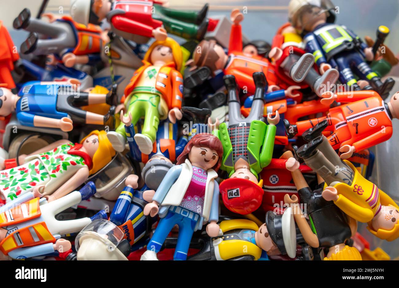 Tanti personaggi Playmobil diversi in una scatola, giocattoli di plastica, stanza dei bambini, Foto Stock